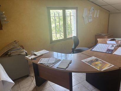 Bureau plat en mélaminé 
Fauteuil de bureau
Deux...