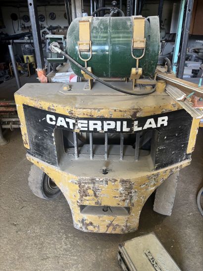 Chariot élévateur au gaz de marque CATERPILLAR...