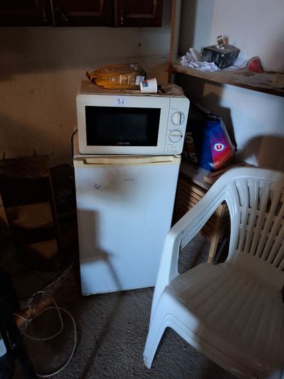 Intégralité de la pièce contenant 
2 réfrigérateur-conglérateur...