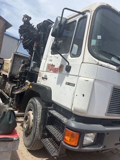 Camion plateau MAN avec grue 
F01P5N5B
Immatriculé...