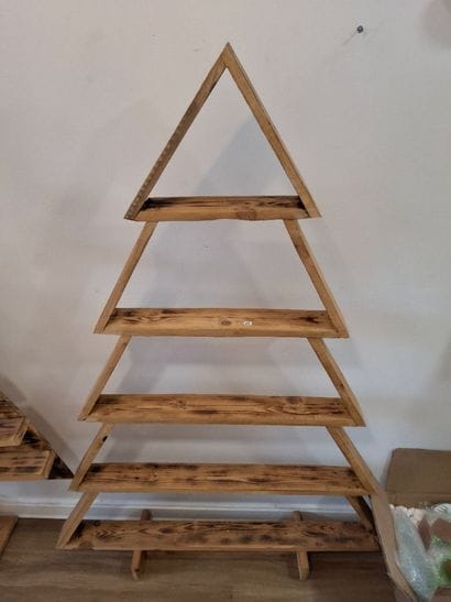 2 présentoirs en bois en forme de sapin