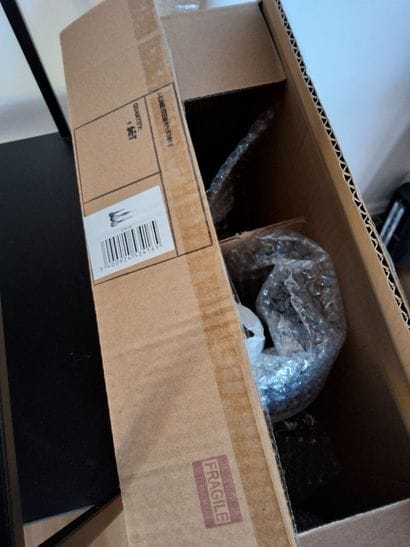 Lot comprenant deux petites tables en fer...