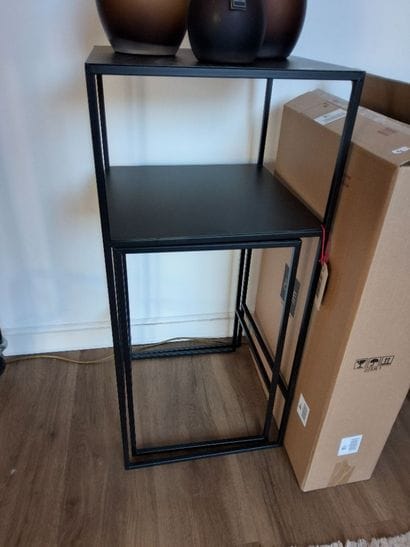 Lot comprenant deux petites tables en fer...