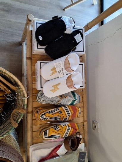 Lot comprenant penderie, chaussures, paniers...