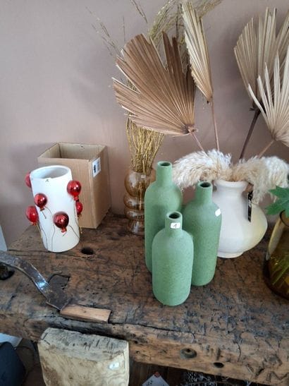 Lot de vases soliflores et de fleurs séc...
