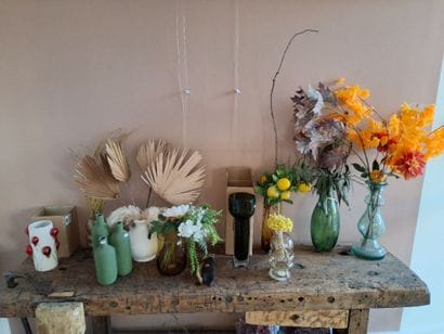 Lot de vases soliflores et de fleurs séc...