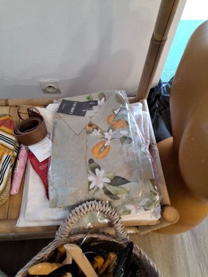 Lot comprenant penderie, chaussures, paniers...