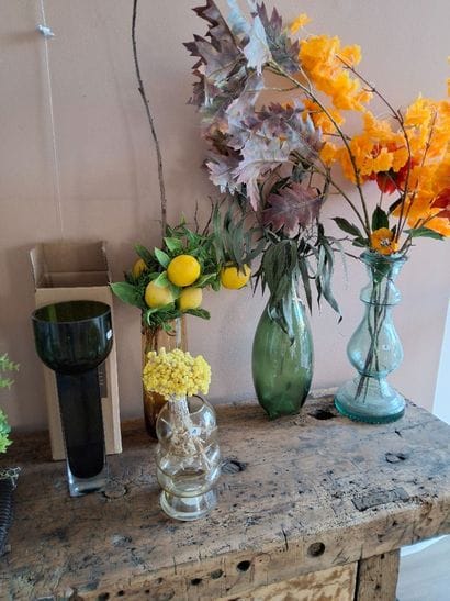 Lot de vases soliflores et de fleurs séc...