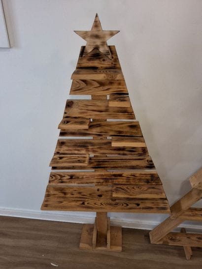 2 présentoirs en bois en forme de sapin