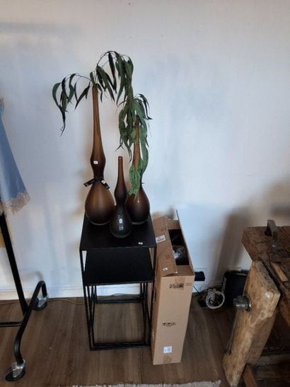 Lot comprenant deux petites tables en fer...