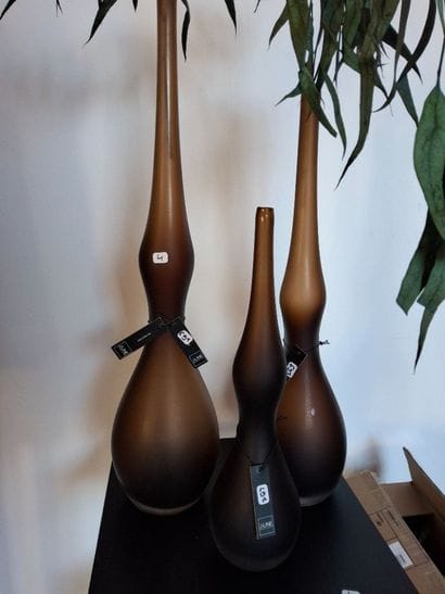 Lot comprenant deux petites tables en fer...