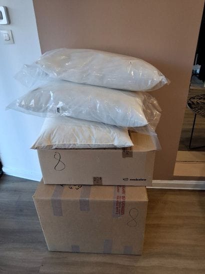 Stock de coussins dont certains en cartons...
