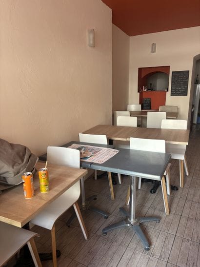 10 tables en mélaminé 
14 chaises thermocourbés...