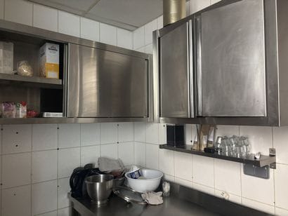 Trois meubles hauts en inox