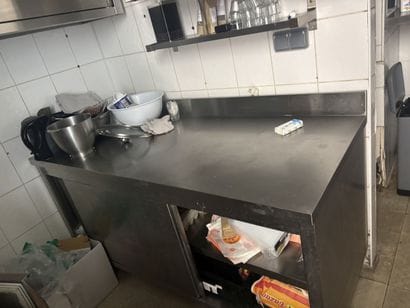 Trois meubles hauts en inox