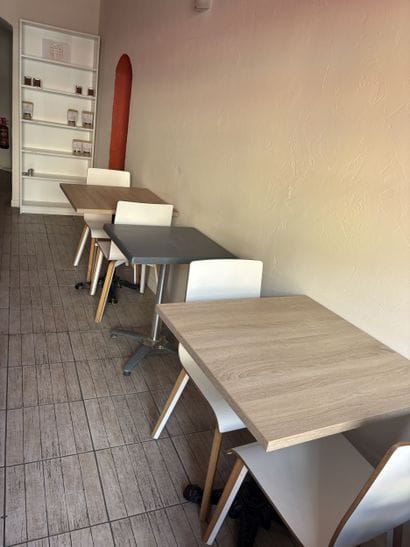 10 tables en mélaminé 
14 chaises thermocourbés...