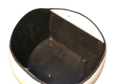 Cabine téléphonique ronde et blanche avec...