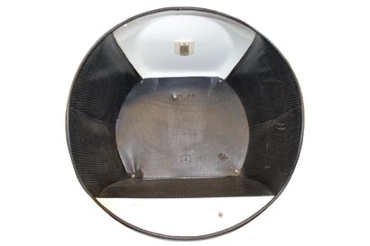 Cabine téléphonique ronde et blanche avec...