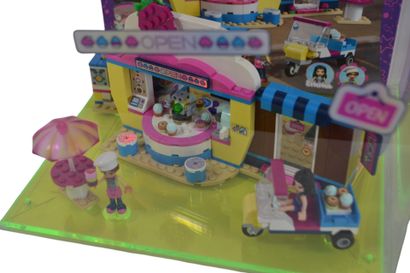 Vitrine de magasin mettant en avant une boutique...