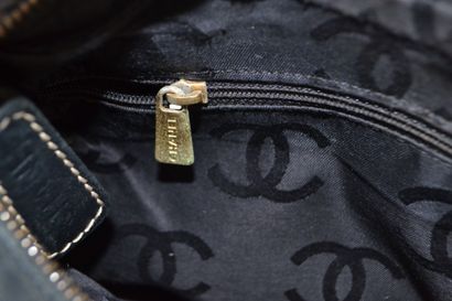 CHANEL
Sac à main en cuir noir et la couture...