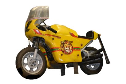 Sujet de manège figurant une moto en tôl...