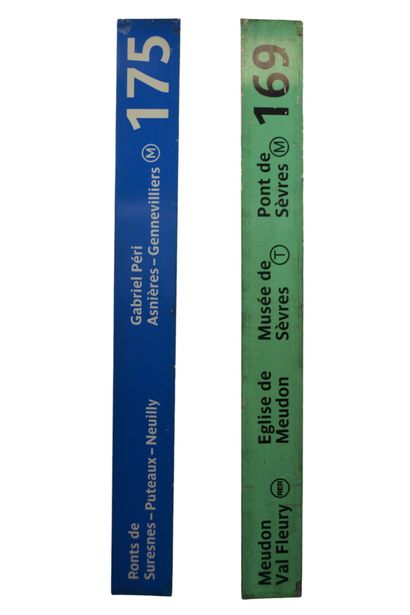 lot 2 plaques de bus RATP en tôle, une bleu...