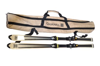 Paire de skis alpins noir et blanc CHANEL...