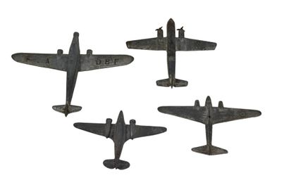 4 avions en plomb de la marque Dinky Toys....