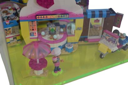 Vitrine de magasin mettant en avant une boutique...