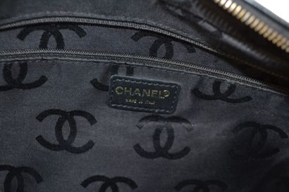 CHANEL
Sac à main en cuir noir et la couture...