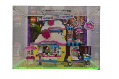 Vitrine de magasin mettant en avant une boutique...