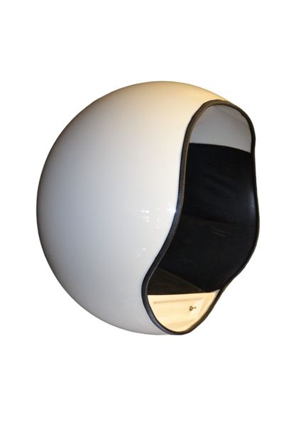 Cabine téléphonique ronde et blanche avec...