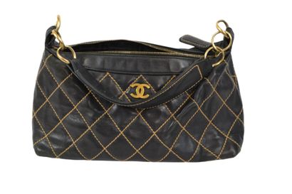 CHANEL
Sac à main en cuir noir et la couture...