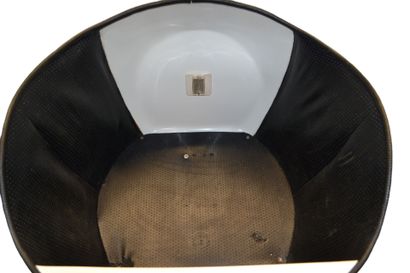 Cabine téléphonique ronde et blanche avec...
