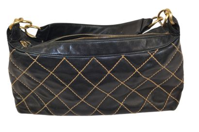 CHANEL
Sac à main en cuir noir et la couture...