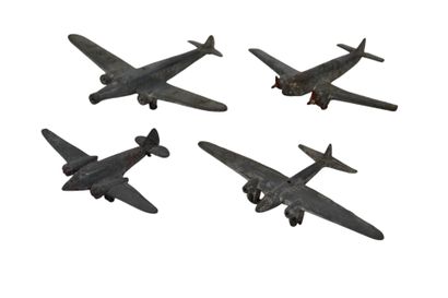 4 avions en plomb de la marque Dinky Toys....