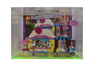 Vitrine de magasin mettant en avant une boutique...