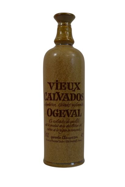 Bouteille de Vieux Calvados, un produit de...