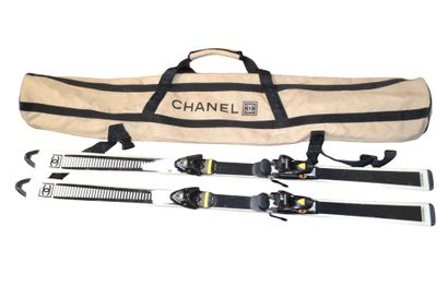 Paire de skis alpins noir et blanc CHANEL...