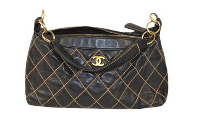 CHANEL
Sac à main en cuir noir et la couture...