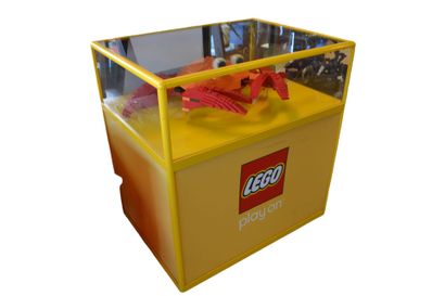 Vitrine LEGO avec crabe en lego. Une déco...