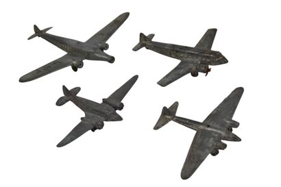 4 avions en plomb de la marque Dinky Toys....