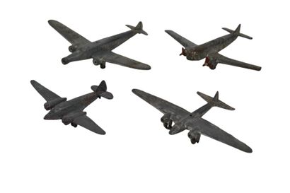 4 avions en plomb de la marque Dinky Toys....