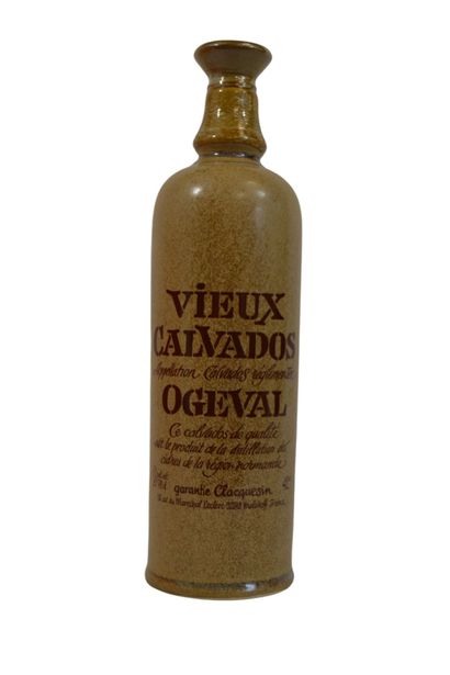 Bouteille de Vieux Calvados, un produit de...