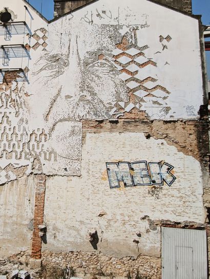 VHILS (Portugais, né en 1987)
