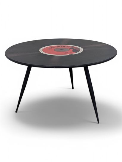 Round coffee table in black lacquered wood....