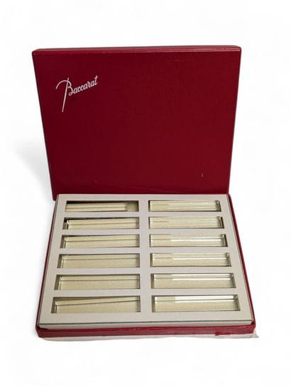 BACCARAT 
Suite de 12 porte-couteaux en cristal...