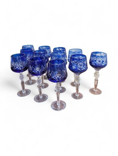 Suite de 12 verres à eau dépareillés sur...