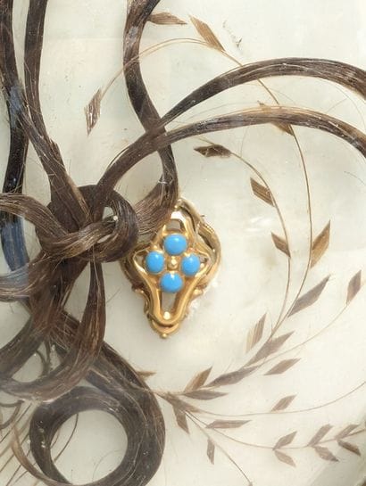 Oval frame decorated with hair souvenirs,...