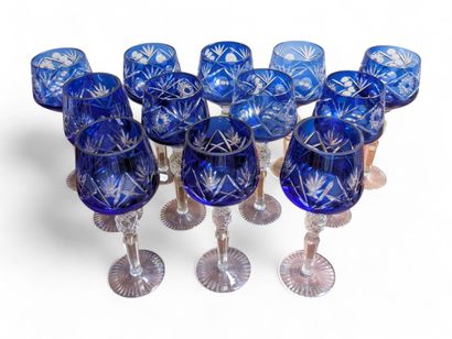 Suite de 12 verres à eau dépareillés sur...